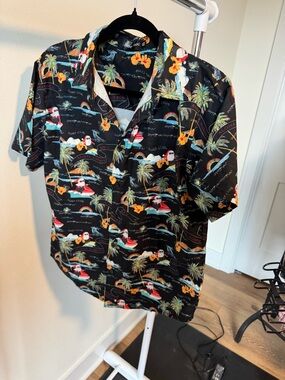 Mens Nosirhoc size small Hawaiian Santa Beach theme casual button down shirt
